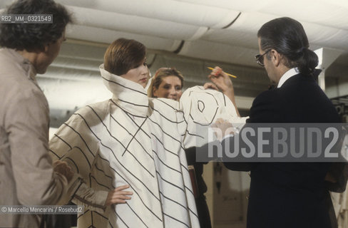 Rome, 1986. Karl Lagerfeld at work in the Fendi Atelier to design the new collection of Fendi furs / Roma, 1986. Lo stilista Karl Lagerfeld al lavoro nellAtelier Fendi per realizzare la nuova collezione di pellicce Fendi - ©Marcello Mencarini/Rosebud2