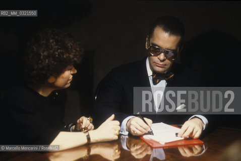 Rome, 1986. Carla Fendi and Karl Lagerfeld at work to design the new collection of Fendi furs / Roma, 1986. Carla fendi e Karl Lagerfeld al lavoro per realizzare la nuova collezione di pellicce Fendi - ©Marcello Mencarini/Rosebud2