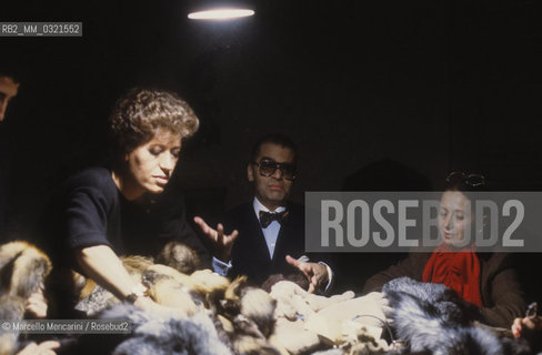 Carla Fendi (on the left) and Paola Fendi (on the right) with Karl Lagerfeld at work as a fur designer for Fendi sisters in their atelier, Rome about 1980 / Carla Fendi (a sinistra) e Paola Fendi (a destra) con Karl Lagerfeld mentre lavora alla collezione di pellicce delle sorelle Fendi nel loro atelier, Roma 1980 - ©Marcello Mencarini/Rosebud2