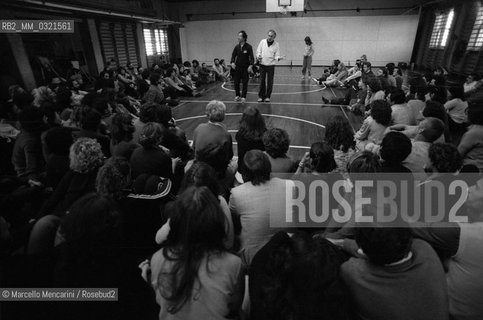 Rome, 1981. A group therapy session with psychiatrist Ronald Laing / Roma, 1981. Incontro terapeutico di gruppo con lo psichiatra Ronald Laing - ©Marcello Mencarini/Rosebud2