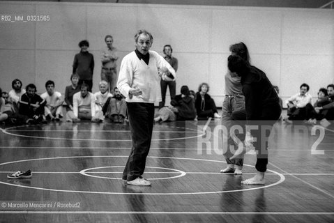 Rome, 1981. A group therapy session with psychiatrist Ronald Laing / Roma, 1981. Incontro terapeutico di gruppo con lo psichiatra Ronald Laing - ©Marcello Mencarini/Rosebud2