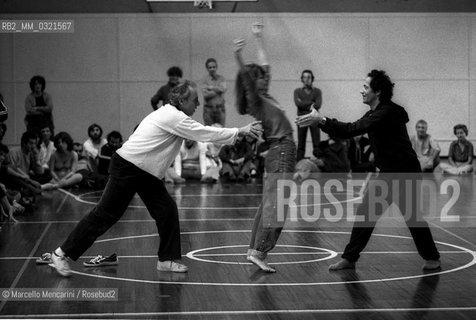 Rome, 1981. A group therapy session with psychiatrist Ronald Laing / Roma, 1981. Incontro terapeutico di gruppo con lo psichiatra Ronald Laing - ©Marcello Mencarini/Rosebud2