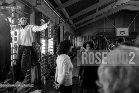 Rome, 1981. A group therapy session with psychiatrist Ronald Laing / Roma, 1981. Incontro terapeutico di gruppo con lo psichiatra Ronald Laing - ©Marcello Mencarini/Rosebud2