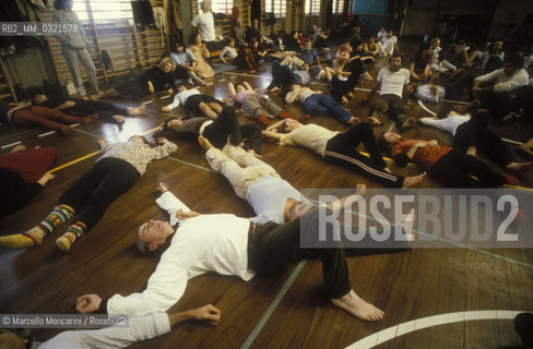 Rome, 1981. A group therapy session with psychiatrist Ronald Laing / Roma, 1981. Incontro terapeutico di gruppo con lo psichiatra Ronald Laing - ©Marcello Mencarini/Rosebud2