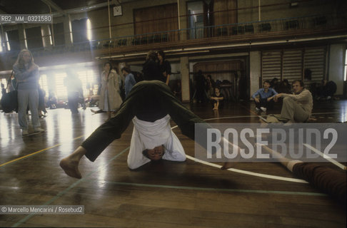 Rome, 1981. A group therapy session with psychiatrist Ronald Laing / Roma, 1981. Incontro terapeutico di gruppo con lo psichiatra Ronald Laing - ©Marcello Mencarini/Rosebud2