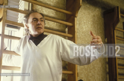 Rome, 1981. Psychiatrist Ronald Laing during a group therapy session / Roma, 1981. Lo psichiatra Ronald Laing durante un incontro terapeutico di gruppo - ©Marcello Mencarini/Rosebud2