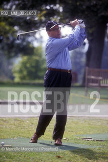 Bologna, 1998. Italian operatic tenor Vincenzo La Scola playing golf / Bologna, 1998. Il tenore Vincenzo La Scola mentre gioca a golf - ©Marcello Mencarini/Rosebud2