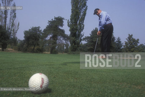 Bologna, 1998. Italian operatic tenor Vincenzo La Scola playing golf / Bologna, 1998. Il tenore Vincenzo La Scola mentre gioca a golf - ©Marcello Mencarini/Rosebud2