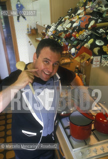 Bologna, 1998. Italian operatic tenor Vincenzo La Scola cooking in his Kitchen / Bologna, 1998. Il tenore Vincenzo La Scola nella sua casa - ©Marcello Mencarini/Rosebud2