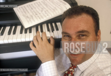 Bologna, 1998. Italian operatic tenor Vincenzo La Scola in his house / Bologna, 1998. Il tenore Vincenzo La Scola nella sua casa - ©Marcello Mencarini/Rosebud2