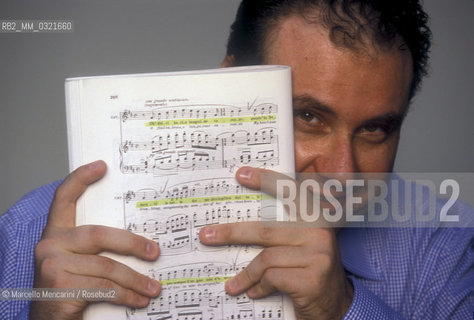 Bologna, 1998. Italian operatic tenor Vincenzo La Scola in his house / Bologna, 1998. Il tenore Vincenzo La Scola nella sua casa - ©Marcello Mencarini/Rosebud2