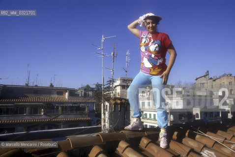 Rome, 1986. Italian actress Marisa Laurito on the roof of her house / Roma, 1986. Lattrice Marisa Laurito sul tetto della sua casa - ©Marcello Mencarini/Rosebud2