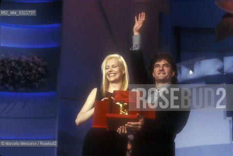 Sanremo Music Festival 1989. Fausto Leali and Anna Oxa receive the prize for song Ti Lascerò, ranked first / Sanremo Festival 1989. Anna Oxa e Fausto Leali ricevono il premio per la canzone vincitrice del Festival Ti lascerò - ©Marcello Mencarini/Rosebud2