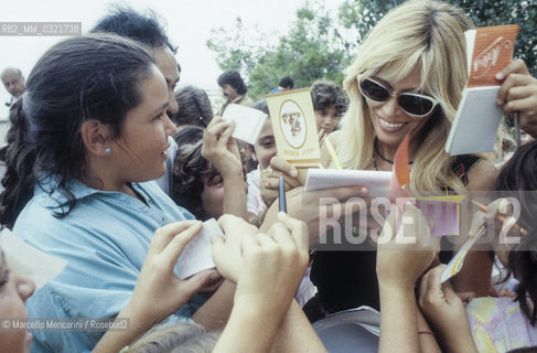 Pop singer Amanda Lear signing autographs, about 1985 / La cantante Amanda Lear mentre firma autografi, 1985 circa - ©Marcello Mencarini/Rosebud2