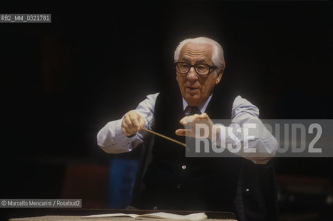 Rome, 1989. German conductor Ferdinand Leitner performing a rehearsal / Roma, 1989. Il direttore dorchestra Ferdinand Leitner mentre dirige una prova - ©Marcello Mencarini/Rosebud2