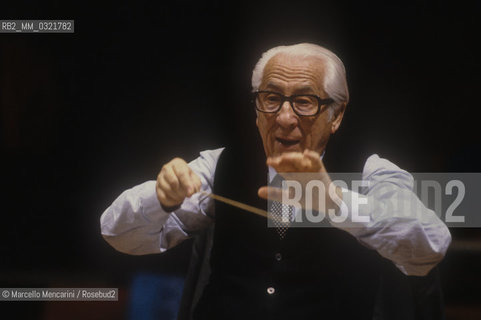 Rome, 1989. German conductor Ferdinand Leitner performing a rehearsal / Roma, 1989. Il direttore dorchestra Ferdinand Leitner mentre dirige una prova - ©Marcello Mencarini/Rosebud2