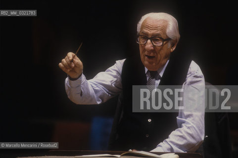 Rome, 1989. German conductor Ferdinand Leitner performing a rehearsal / Roma, 1989. Il direttore dorchestra Ferdinand Leitner mentre dirige una prova - ©Marcello Mencarini/Rosebud2