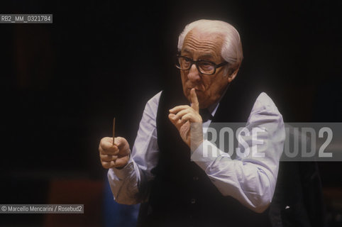 Rome, 1989. German conductor Ferdinand Leitner performing a rehearsal / Roma, 1989. Il direttore dorchestra Ferdinand Leitner mentre dirige una prova - ©Marcello Mencarini/Rosebud2