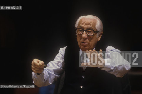 Rome, 1989. German conductor Ferdinand Leitner performing a rehearsal / Roma, 1989. Il direttore dorchestra Ferdinand Leitner mentre dirige una prova - ©Marcello Mencarini/Rosebud2