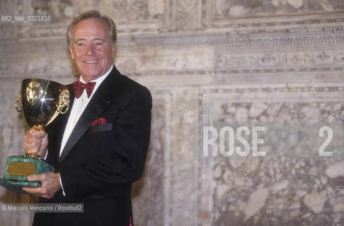 Venice film Festival 1992. Actor Jack Lemmon receives the Coppa Volpi award for best actor for his role in Glengarry Glen Ross directed by James Foley / Mostra del Cinema di Venezia 1992. Lattore Jack Lemmon riceve la Coppa Volpi come miglior attore per il suo ruolo nel film Americani, diretto da James Foley - ©Marcello Mencarini/Rosebud2