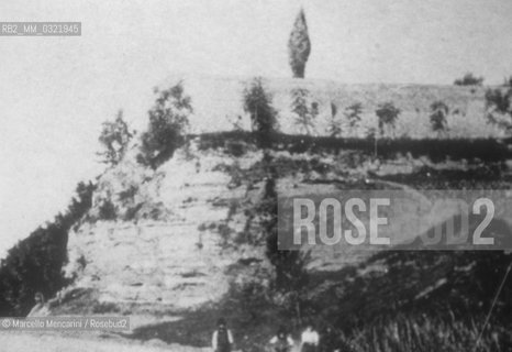 Recanati, Mount Tabor at the beginning of the 20th century. Mount Tabor is known as the hill of the Infinite because of this place Giacomo Leopardi wrote in his poem LInfinito (The Infinite) / Recanati, il monte Tabor in una foto degli inizi del 20° secolo. Il monte Tabor è noto come il colle dellInfinito perché di questo luogo scrive Giacomo Leopardi nella sua poesia Linfinito - ©Marcello Mencarini/Rosebud2