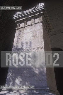 Tomb of Giacomo Leopardi in the Parco Vergiliano at Piedigrotta, Naples / Tomba di Giacomo Leopardi nel Parco Vergiliano a Piedigrotta, Napoli - ©Marcello Mencarini/Rosebud2