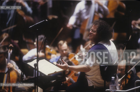 Berlin, 1992. American conductor James Levine performer a rehearsal with the Berliner Philharmonic Orchestra / Berlino, 1992. James Levine dirige una prova con i Berliner Philharmoniker - ©Marcello Mencarini/Rosebud2