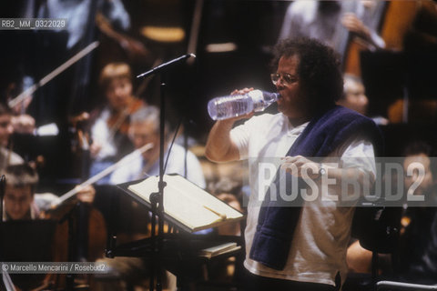 Berlin, 1992. American conductor James Levine performer a rehearsal with the Berliner Philharmonic Orchestra / Berlino, 1992. James Levine dirige una prova con i Berliner Philharmoniker - ©Marcello Mencarini/Rosebud2