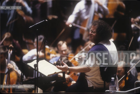 Berlin, 1992. American conductor James Levine performer a rehearsal with the Berliner Philharmonic Orchestra / Berlino, 1992. James Levine dirige una prova con i Berliner Philharmoniker - ©Marcello Mencarini/Rosebud2