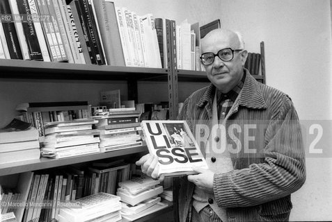 Rome, 1980. Italian mathematician, pedagogist and politician Lucio Lombardo Radice in his house, holding a volume of Encyclopaedia Ulysses, directed by himself / Roma, 1980. Il matematico, pedagogista e politico Lucio Lombardo Radice nella sua casa mostra un volue dellEnciclopedia Ulisse, da lui diretta - ©Marcello Mencarini/Rosebud2