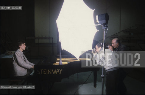 Rome, RAI Auditorium at Foro Italico, about 1982. German classical pianist Alexander Lonquich shot by photographers during a rehearsal / Roma, Auditorium RAI del Foro Italico, 1982 circa. Il pianista Alexander Lonquich ritratto dai fotografi (lultimo a destra Glauco Cortini) durante una prova - ©Marcello Mencarini/Rosebud2