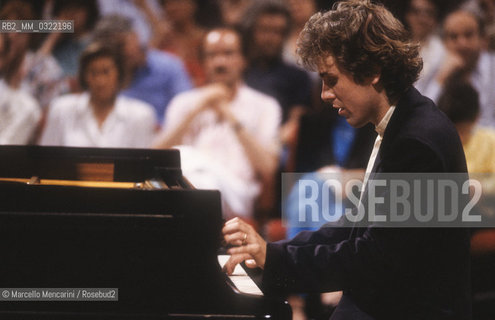 Rome, RAI Auditorium at Foro Italico, about 1982. German classical pianist Alexander Lonquich performing  / Roma, Auditorium RAI del Foro Italico, 1982 circa. Il pianista Alexander Lonquich durante un concerto - ©Marcello Mencarini/Rosebud2