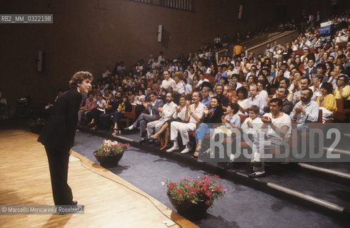 Rome, RAI Auditorium at Foro Italico, about 1982. German classical pianist Alexander Lonquich greeting the audience after a performance / Roma, Auditorium RAI del Foro Italico, 1982 circa. Il pianista Alexander Lonquich menre saluta il pubblico dopo un concerto  - ©Marcello Mencarini/Rosebud2