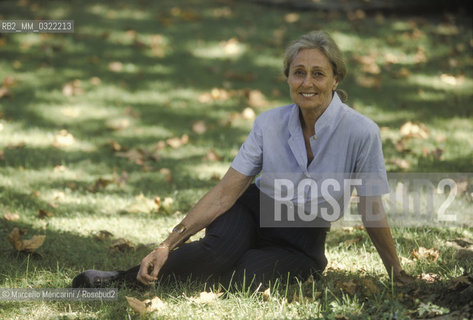 Rome, about 1990. Italian writer Rosetta Loy in the garden of her house / Roma, 1990 circa. La scrittrice Rosetta Loy nel giardino della sua casa - ©Marcello Mencarini/Rosebud2