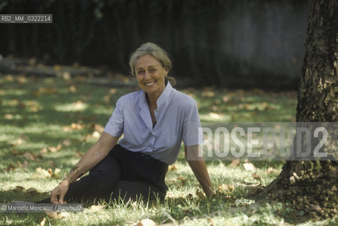 Rome, about 1990. Italian writer Rosetta Loy in the garden of her house / Roma, 1990 circa. La scrittrice Rosetta Loy nel giardino della sua casa - ©Marcello Mencarini/Rosebud2