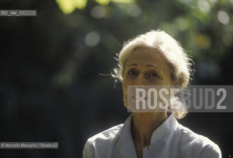 Rome, about 1990. Italian writer Rosetta Loy in the garden of her house / Roma, 1990 circa. La scrittrice Rosetta Loy nel giardino della sua casa - ©Marcello Mencarini/Rosebud2