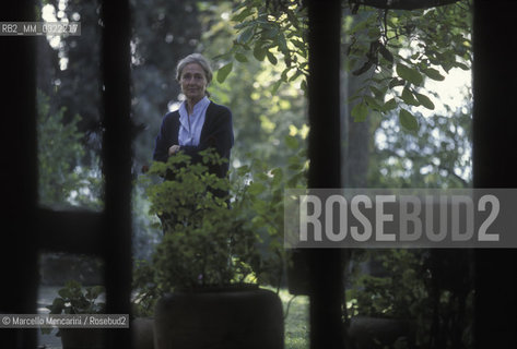 Rome, about 1990. Italian writer Rosetta Loy in the garden of her house / Roma, 1990 circa. La scrittrice Rosetta Loy nel giardino della sua casa - ©Marcello Mencarini/Rosebud2