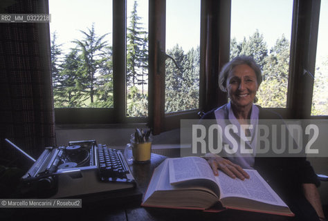 Rome, about 1990. Italian writer Rosetta Loy in her house / Roma, 1990 circa. La scrittrice Rosetta Loy nella sua casa - ©Marcello Mencarini/Rosebud2