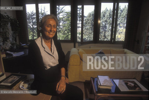 Rome, about 1990. Italian writer Rosetta Loy in her house / Roma, 1990 circa. La scrittrice Rosetta Loy nella sua casa - ©Marcello Mencarini/Rosebud2