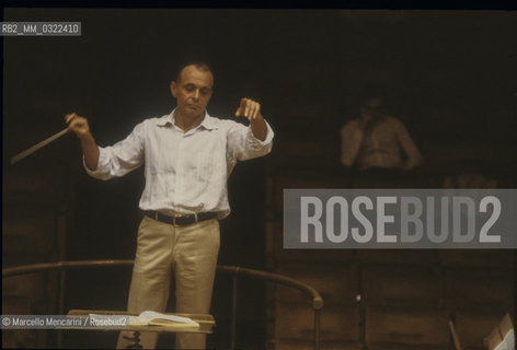 Rome, Pius XII Auditorium at Via della Conciliazione, concert hall of the Santa Cecilia Academy Orchestra, 1982. American conductor Lorin Maazel during a rehearsal / Roma, Auditorium Pio XII in Via della Conciliazione, sede dei concerti dellAccademia di Santa Cecilia, 1982. Il direttore dorchestra Lorin Maazel durante una prova - ©Marcello Mencarini/Rosebud2