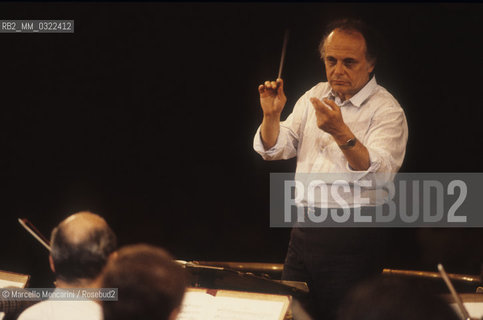 Rome, Pius XII Auditorium at Via della Conciliazione, concert hall of the Santa Cecilia Academy Orchestra, 1982. American conductor Lorin Maazel during a rehearsal / Roma, Auditorium Pio XII in Via della Conciliazione, sede dei concerti dellAccademia di Santa Cecilia, 1982. Il direttore dorchestra Lorin Maazel durante una prova - ©Marcello Mencarini/Rosebud2