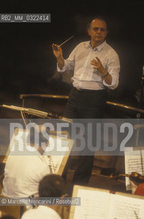 Rome, Pius XII Auditorium at Via della Conciliazione, concert hall of the Santa Cecilia Academy Orchestra, 1982. American conductor Lorin Maazel during a rehearsal / Roma, Auditorium Pio XII in Via della Conciliazione, sede dei concerti dellAccademia di Santa Cecilia, 1982. Il direttore dorchestra Lorin Maazel durante una prova - ©Marcello Mencarini/Rosebud2