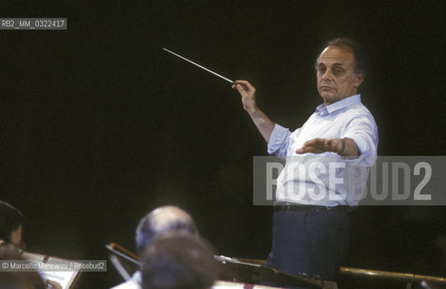 Rome, Pius XII Auditorium at Via della Conciliazione, concert hall of the Santa Cecilia Academy Orchestra, 1982. American conductor Lorin Maazel during a rehearsal / Roma, Auditorium Pio XII in Via della Conciliazione, sede dei concerti dellAccademia di Santa Cecilia, 1982. Il direttore dorchestra Lorin Maazel durante una prova - ©Marcello Mencarini/Rosebud2