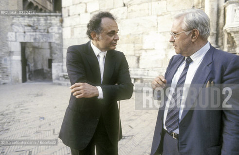 Spoleto, Festival of the Two Worlds 1983. American conductor Lorin Maazel, at the Festival for conducting a concert with La Scala Theater Orchestra, and Italian musicologist Carlo Maria Badini talking to each other / Spoleto, Festival dei due mondi 1983. Il direttore dorchestra Lorin Maazel, al Festival per dirigere un concerto dellOrchestra del Teatro alla Scala, mentre parla con il  usicologo Carlo Maria Badini - ©Marcello Mencarini/Rosebud2