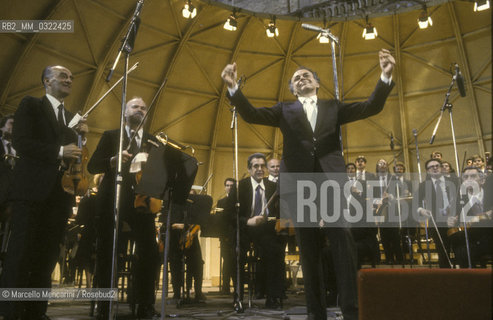 Spoleto, Festival of the Two Worlds 1983. American conductor Lorin Maazel greeting the audience after a concert with La Scala Theater Orchestra / Spoleto, Festival dei due mondi 1983. Il direttore dorchestra Lorin Maazel ringrazia il pubblico dopo un concerto dellOrchestra del Teatro alla Scala - ©Marcello Mencarini/Rosebud2