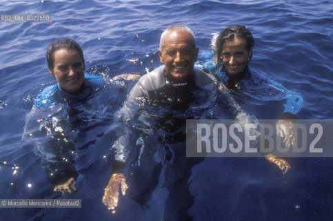 Italian free diver Enzo Maiorca, holding several world records, with his daughters Rossana and Patrizia (1989) / Enzo Maiorca, apneista più volte detentore del record mondiale di apnea, con le figlie Rossana e Patrizia (1989) - ©Marcello Mencarini/Rosebud2