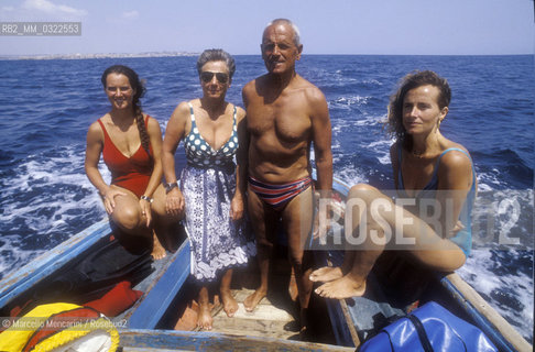 Italian free diver Enzo Maiorca, holding several world records, his wife Maria, and his daughters Rossana and Patrizia (1989) / Enzo Maiorca, apneista più volte detentore del record mondiale di apnea, con sua moglie Maria e le figlie Rossana e Patrizia (1989) - ©Marcello Mencarini/Rosebud2