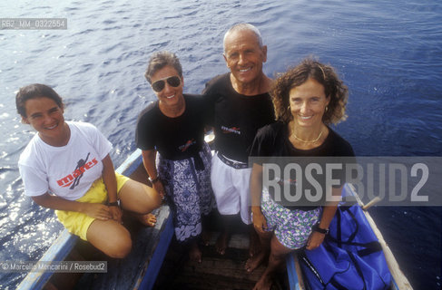 Italian free diver Enzo Maiorca, holding several world records, his wife Maria, and his daughters Rossana and Patrizia (1989) / Enzo Maiorca, apneista più volte detentore del record mondiale di apnea, con sua moglie Maria e le figlie Rossana e Patrizia (1989) - ©Marcello Mencarini/Rosebud2