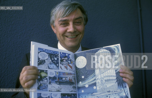 Venice, 1990. Italian cartoonist Milo Manara holding one of his comics / Venezia, 1990. Il disegnatore Milo Manara  con in mano uno dei suoi fumetti - ©Marcello Mencarini/Rosebud2