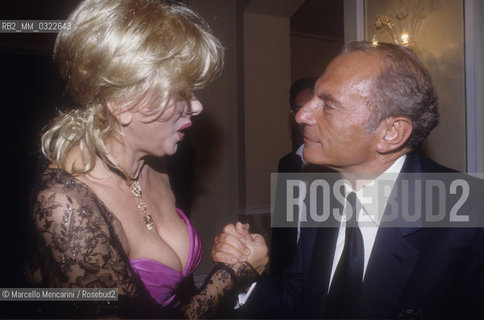 Venice Film Festival 1989. Italian actress Sandra Milo and politician Enrico Manca, President of RAI, the Italian public television / Mostra del Cinema di Venezia 1989. Lattrice Sandra Milo e il politico socialista Enrico Manca, presidente della RAI, radiotelevisione italiana - ©Marcello Mencarini/Rosebud2